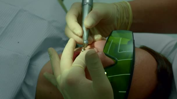 Dentista cepillos niñas dientes con cepillo eléctrico — Vídeo de stock