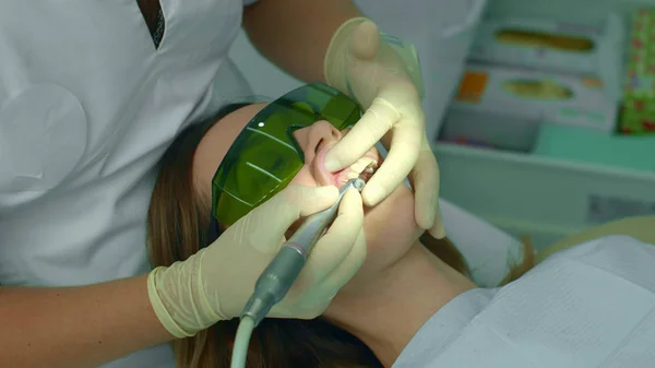 Ragazza è venuto in clinica e dentista si lava i denti — Foto Stock