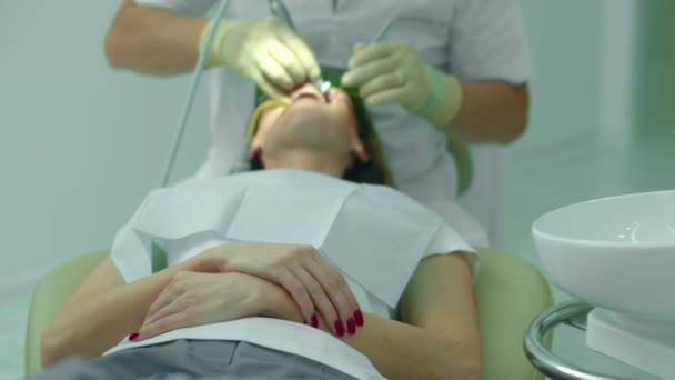 Mujer vino a la clínica para la limpieza dental profesional — Vídeos de Stock