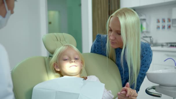 Arzt bereitet einen medizinischen Drill vor und Mutter sitzt mit Tochter — Stockvideo