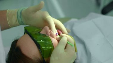 Dişçi, maddeyi diş çubuğuyla yumuşatır