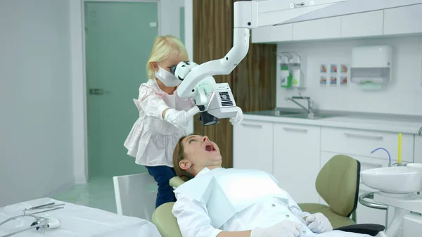 Menina olha para os dentes dentistas — Fotografia de Stock