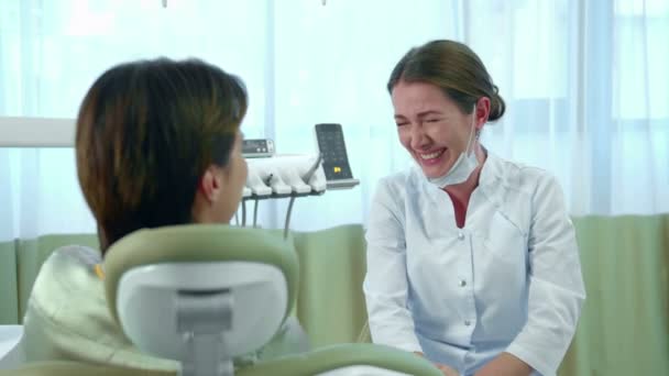 Dottore e paziente hanno una conversazione divertente — Video Stock