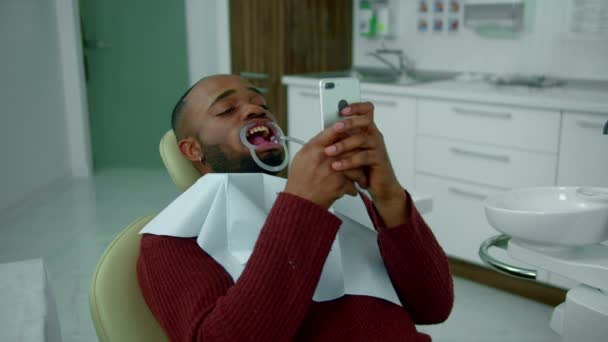 Facet siedzi z ekspanderem dentystycznym w ustach — Wideo stockowe
