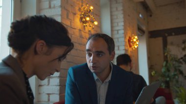 İş adamı bir meslektaşına gergin bir şekilde bir şey söylüyor.