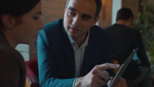 Réunion d'affaires, deux partenaires discutent des documents 