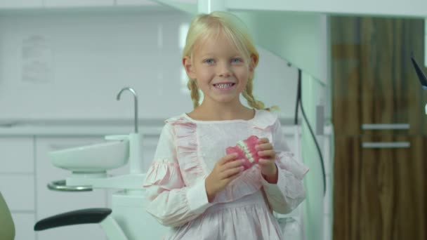 La bambina apre e chiude la mandibola medica . — Video Stock