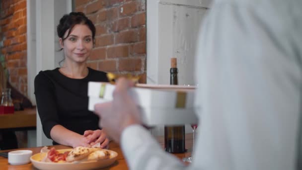 L'homme donne un cadeau à la femme, elle ouvre joyeusement la boîte — Video