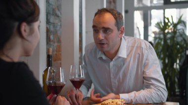 Karı koca yemekte, koca bir hikaye anlatıyor.