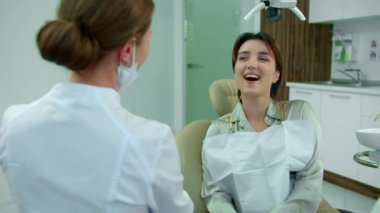 Genç kadın ve doktor eğlenceli şeylerden bahsediyorlar.