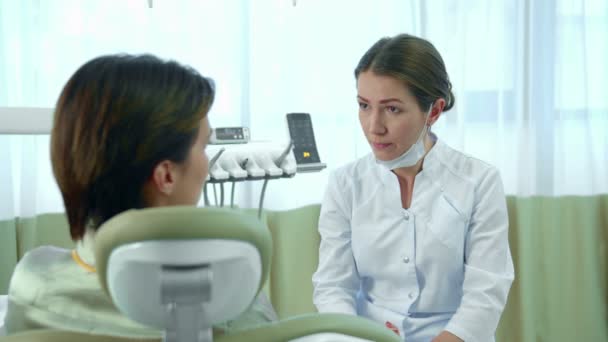 Le dentiste et la femme ont une conversation sérieuse — Video