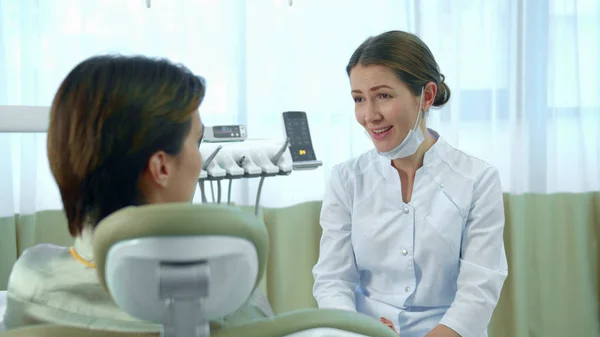 Dentysta i kobieta prowadzą poważną rozmowę — Zdjęcie stockowe