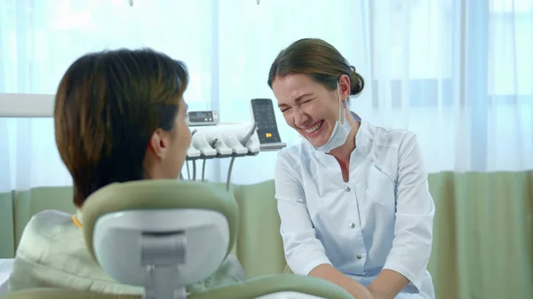 Docteur a beaucoup ri pendant la conversation avec le patient — Photo