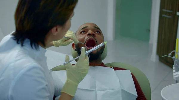 Zahnarzt spritzt jungen Mann eine Spritze — Stockfoto