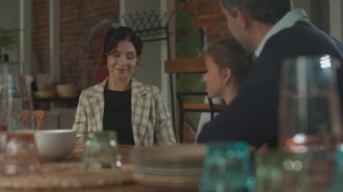 Anne, kızının hediyesi için minnettar.