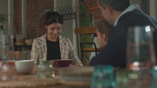 Familie lunch, gelukkig moeder knuffelt haar dochter geweldig — Stockvideo