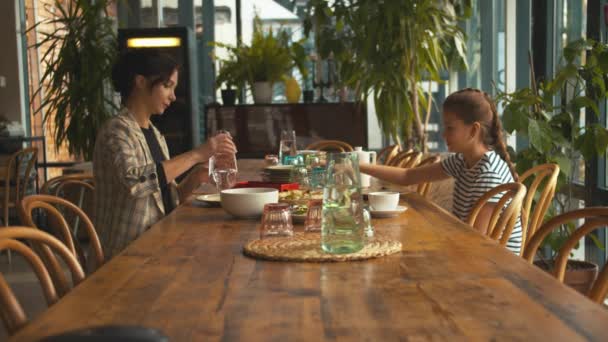 Sichere Sicht, Mutter und Tochter essen zu Mittag — Stockvideo