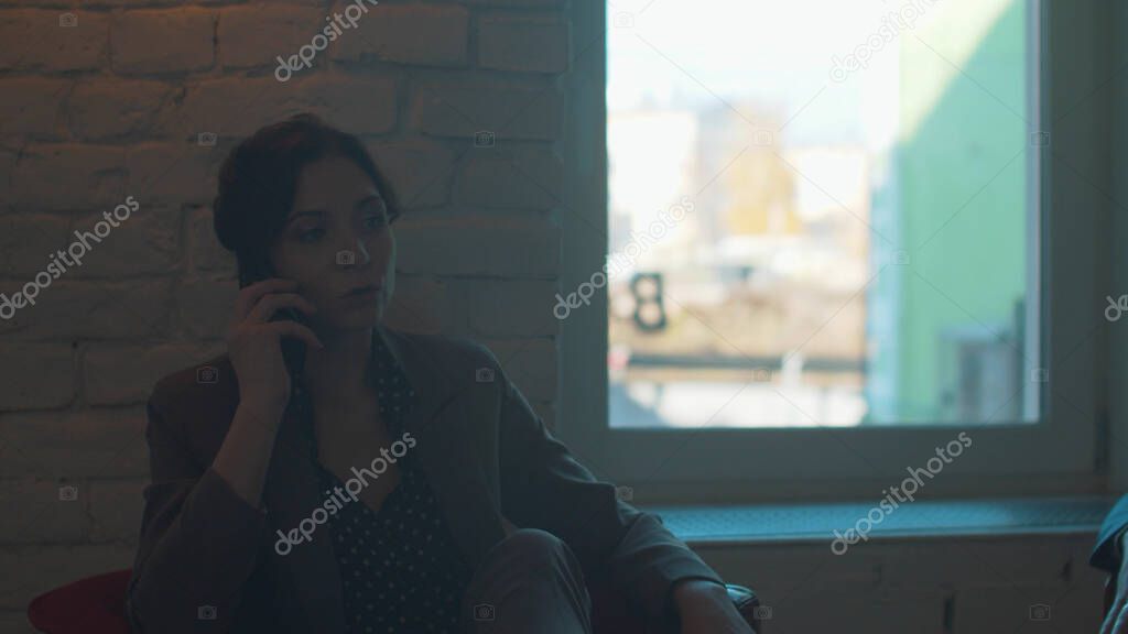 Business woman talks on the phone at meeting in cafe