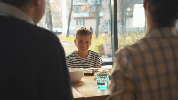 Los padres le dan un regalo a su hija en el almuerzo — Vídeo de stock