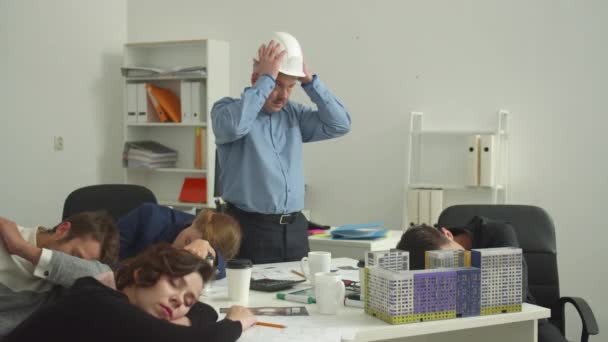 남자는 헬멧을 쓰고 커피를 마시고 사무실에서 일하러 갑니다 — 비디오