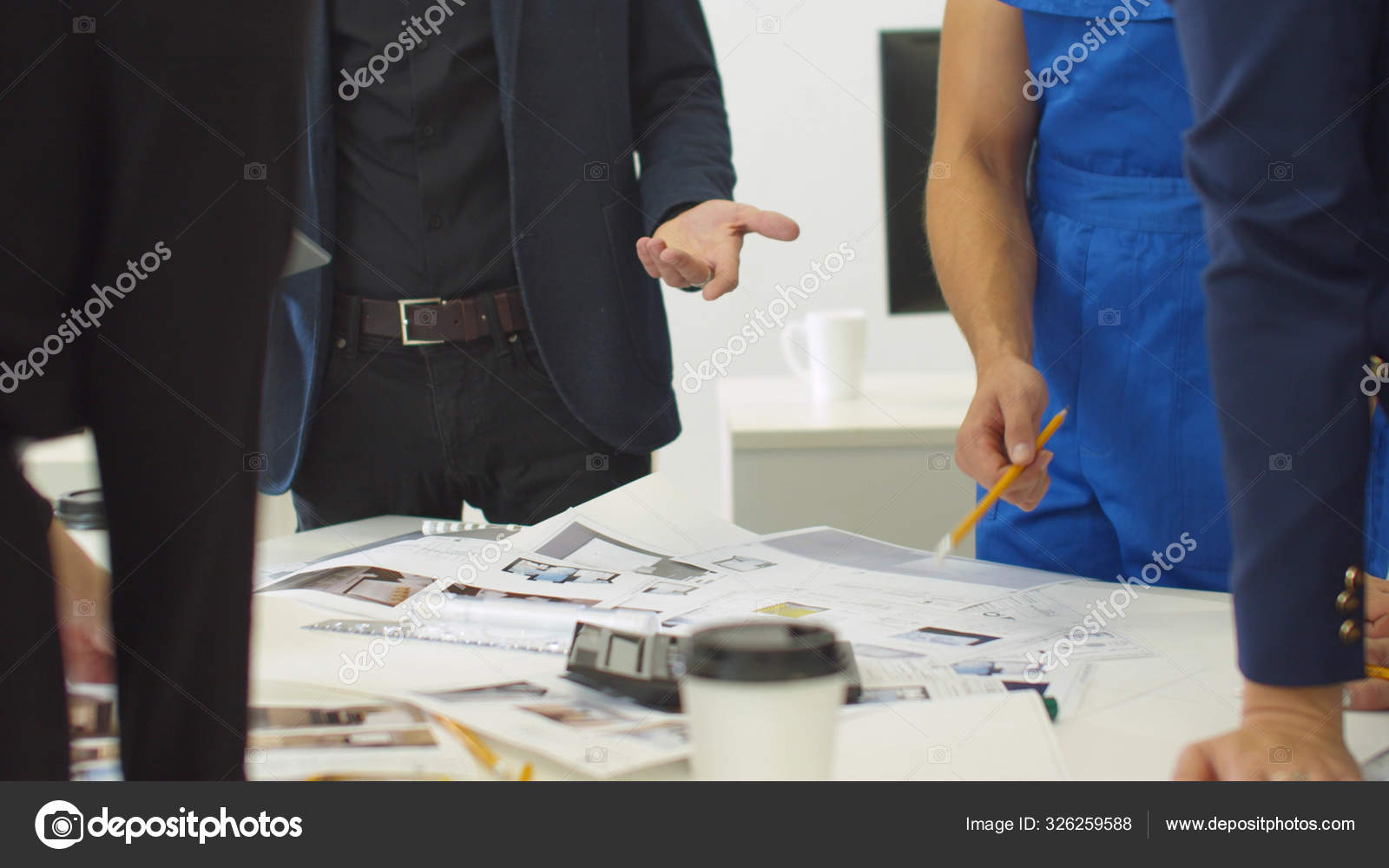 Grupo de arquitectos que trabajan en la oficina — Foto de stock © ginzburgstock #326259588