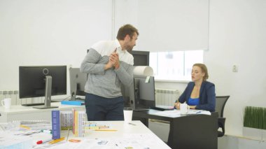 İnşaatçı, iş arkadaşının sohbet sırasında sorduğu bir şeyi soruyor. 