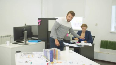 Mimar ev çizimi arıyor, iş arkadaşı bulmuş.