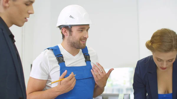 Builder in uniform emotionally discuss project of houses with engineers — Stock Photo, Image