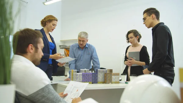Reunião de engenheiros, mulher e homem discutem projeto de casas — Fotografia de Stock