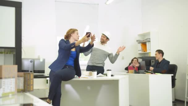 Kadın iş saatlerinde iş arkadaşlarıyla fotoğraf çekiyor. — Stok video