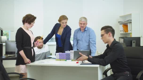 Inżynier pokazać coś na tablecie swoim kolegom z pracy — Wideo stockowe