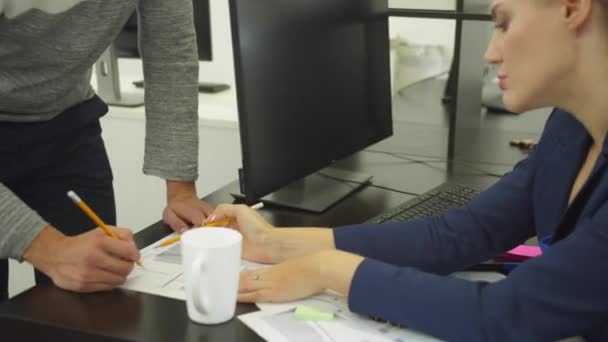 Constructeurs travaille avec schéma d'appartement dans le bureau 