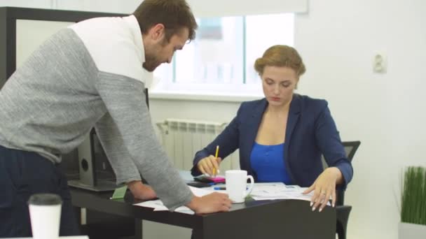 Femme montre des dessins d'appartement à son collègue et ils se disputent — Video