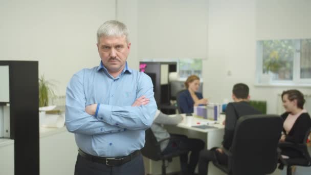 Ofiste çalışma günü, kaba adam ayağa kalk ve kameraya bak — Stok video