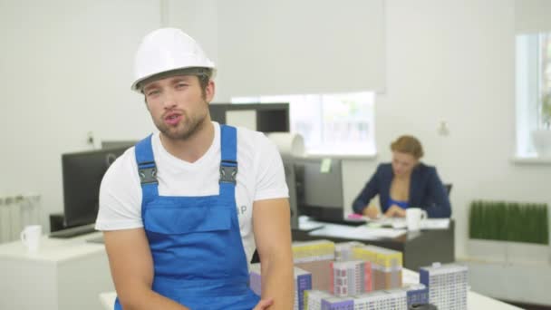 Constructor en uniforme dice algo emocionalmente en la cámara — Vídeo de stock