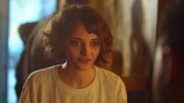 Ağır çekimde, bir çift bir kafede masaya oturur, oğlan bir kızı çatalla besler.