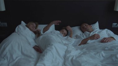 Ailesi otelde, oğlu bir yatakta bile uyuyamıyor.