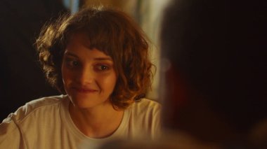 Arkadaşlar bir kafede bir masaya oturur, kızlar bir hikaye anlatır.