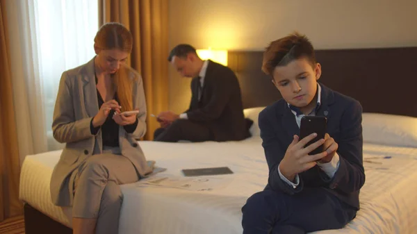 Familienarbeit am Telefon im Hotelzimmer — Stockfoto