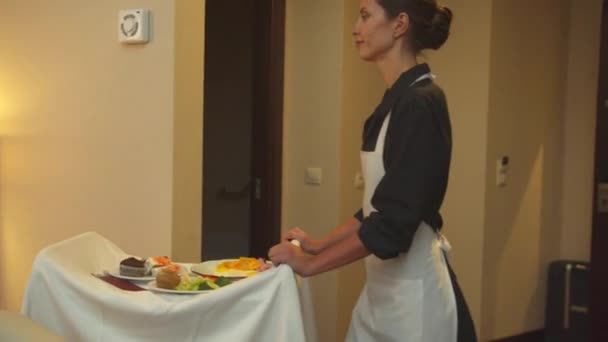 Empregada doméstica entregar mesa com comida no quarto do hotel — Vídeo de Stock