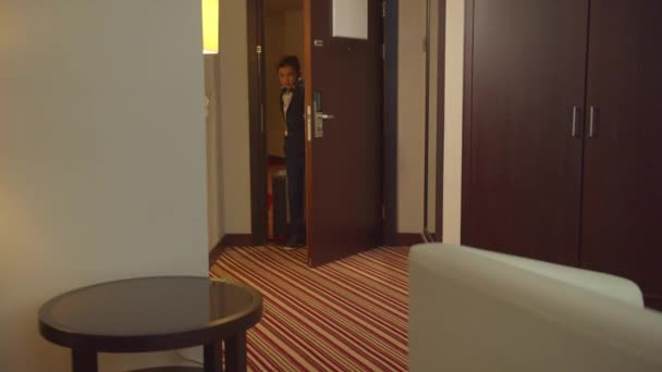 Mãe, pai e filho entraram no quarto do hotel com sacos. — Vídeo de Stock