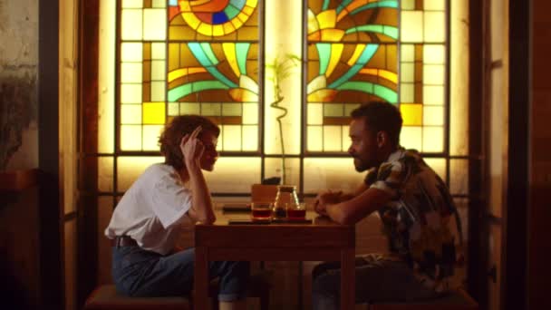 Αργή κίνηση, νεαρό ζευγάρι κάθεται σε ένα τραπέζι σε ένα καφέ και να μιλήσουμε συναισθηματικά — Αρχείο Βίντεο