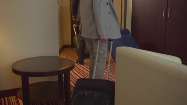 Mãe, pai e filho saem do quarto do hotel com sacos. — Vídeo de Stock