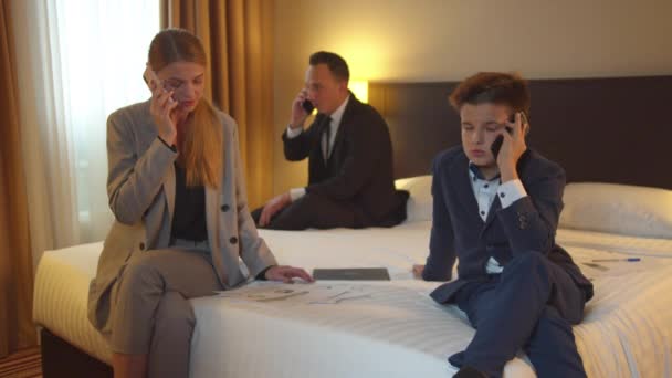 Familiengespräch am Telefon im Hotelzimmer — Stockvideo