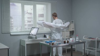 Adam laboratuarda koruyucu giysiler giydi.