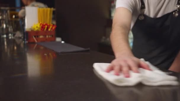 Barman no avental limpa bar balcão com um pano, close-up — Vídeo de Stock