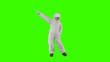 Uzay kıyafetli adam tuhaf dans ediyor. 