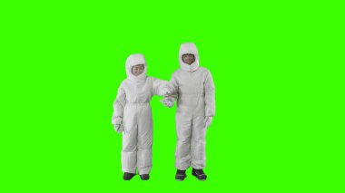 Uzay elbiseli bir adam ve kız elleriyle bir oyun oynuyorlar. 