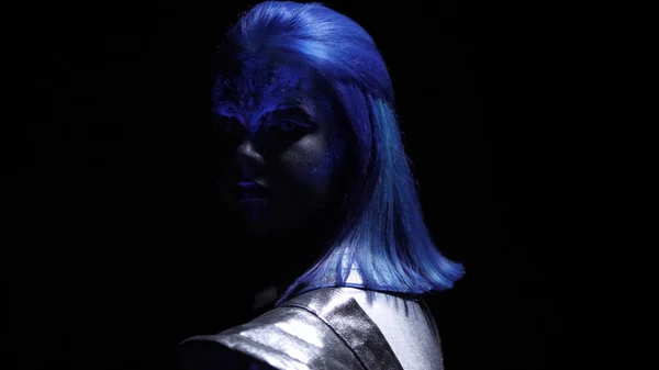 Alien με μπλε μαλλιά και το δέρμα κοιτάζει την κάμερα — Φωτογραφία Αρχείου
