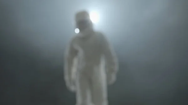 Ένας αστροναύτης με διαστημική στολή περπατά στην ομίχλη και χαμογελάει. — Φωτογραφία Αρχείου